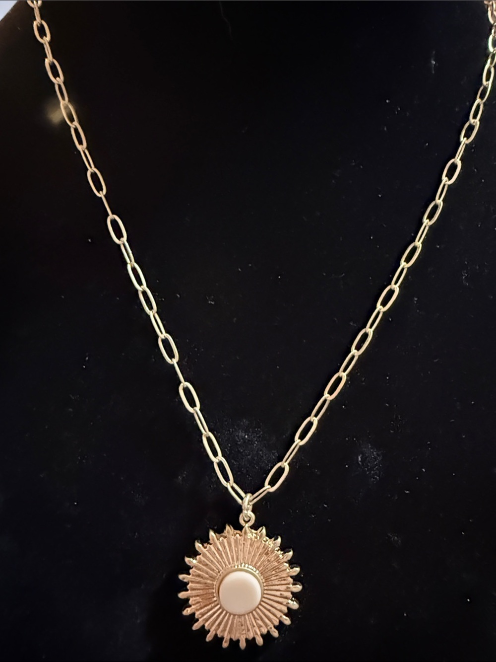 New Tahari marked 13” Gold Sunburst Pendant Paper Clip Necklace cream ctr